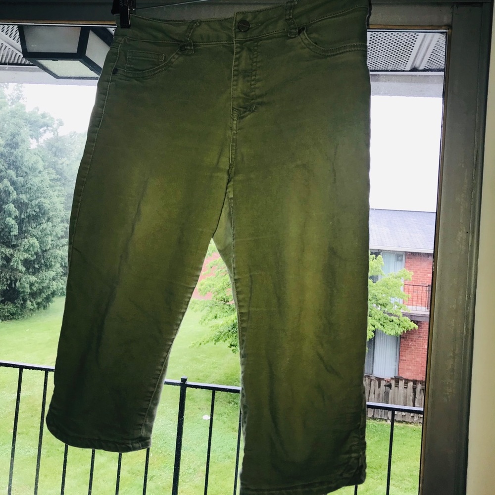 Green above knee fitted Capri